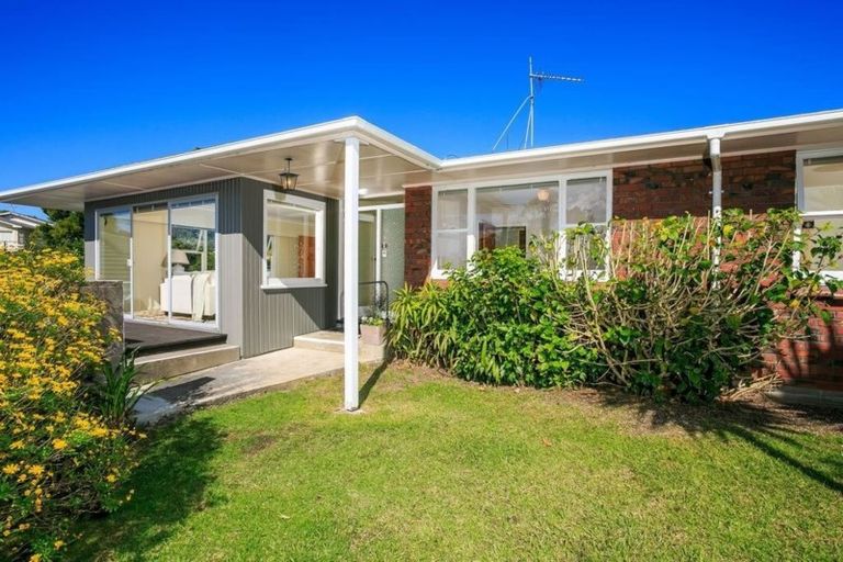 Photo of property in 22 Windermere Crescent, Blockhouse Bay, Auckland, 0600