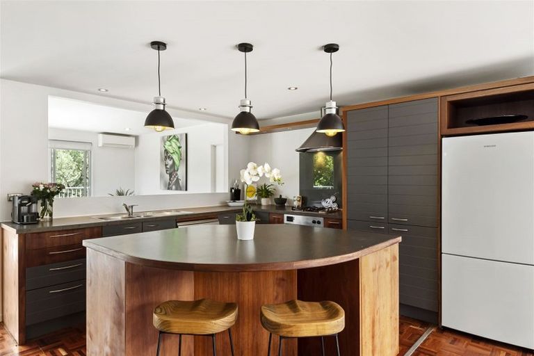 Photo of property in 9 Garmons Way, Castor Bay, Auckland, 0620