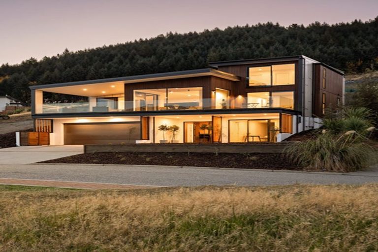 Photo of property in 6 Florence Close, Queenstown Hill, Queenstown, 9300