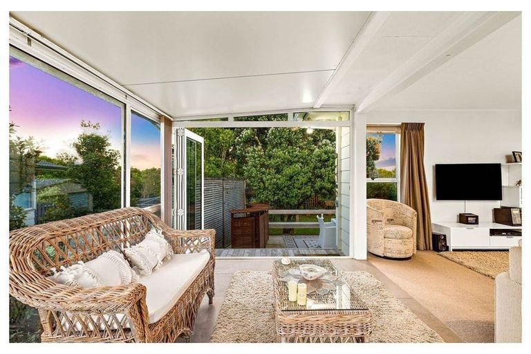 Photo of property in 2 Allington Road, Massey, Auckland, 0614