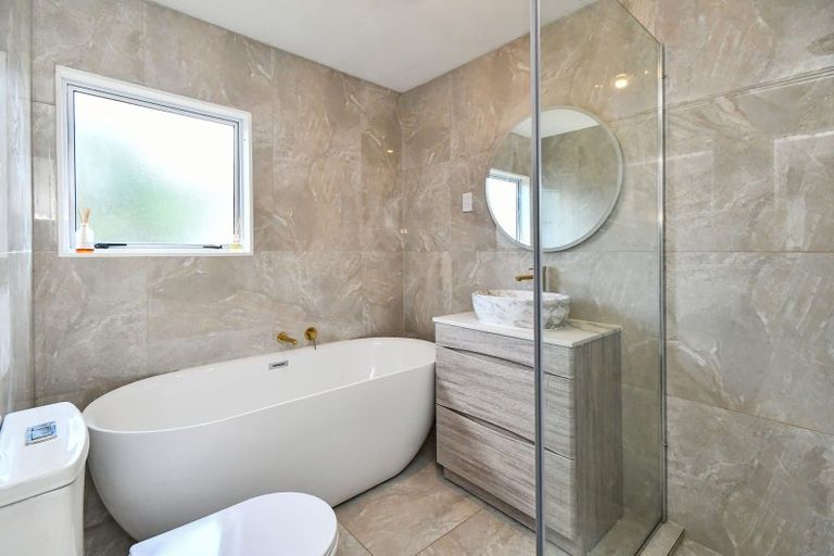 Photo of property in 1/11 Kirklow Place, Goodwood Heights, Auckland, 2105