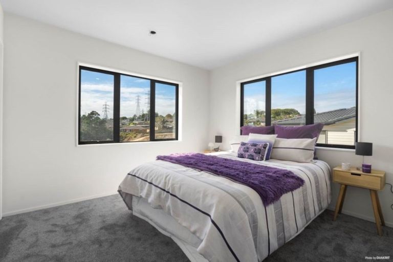 Photo of property in 5 Younger Lane, Massey, Auckland, 0614