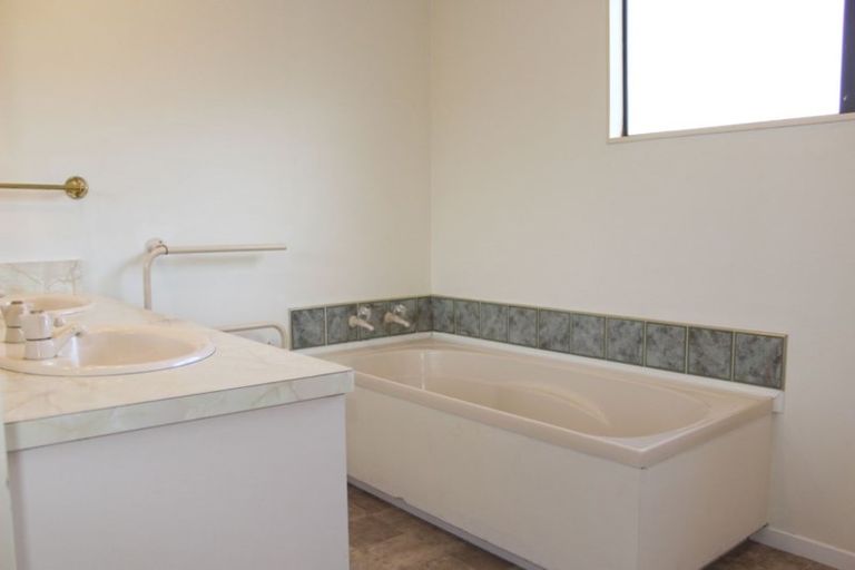 Photo of property in 2 Bluegum Place, Woodhill, Whangarei, 0110