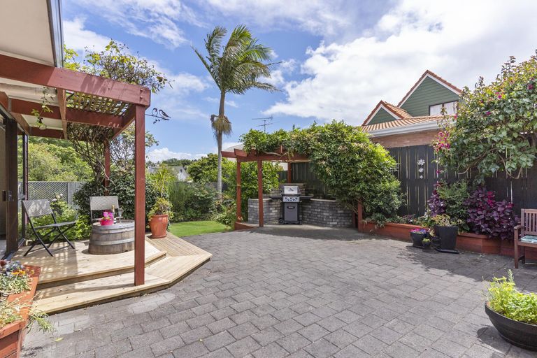 Photo of property in 15 Pinewood Grove, Botany Downs, Auckland, 2010