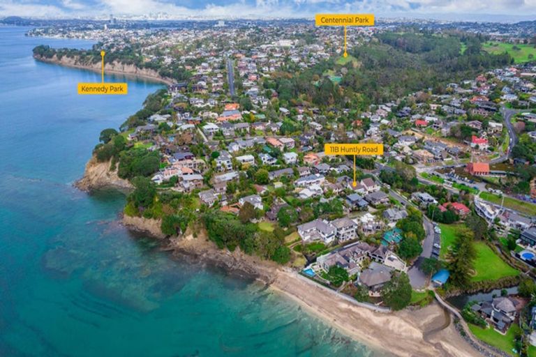 Photo of property in 2/11 Huntly Road, Campbells Bay, Auckland, 0630