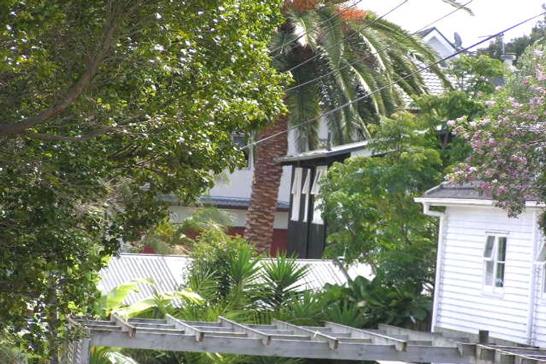 Photo of property in 1/192 Queen Street, Northcote Point, Auckland, 0627