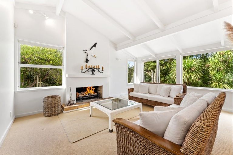 Photo of property in 16 Grand View Road, Leigh, 0985