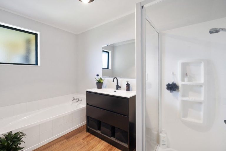 Photo of property in 6 Logan Place, Kelvin Grove, Palmerston North, 4414