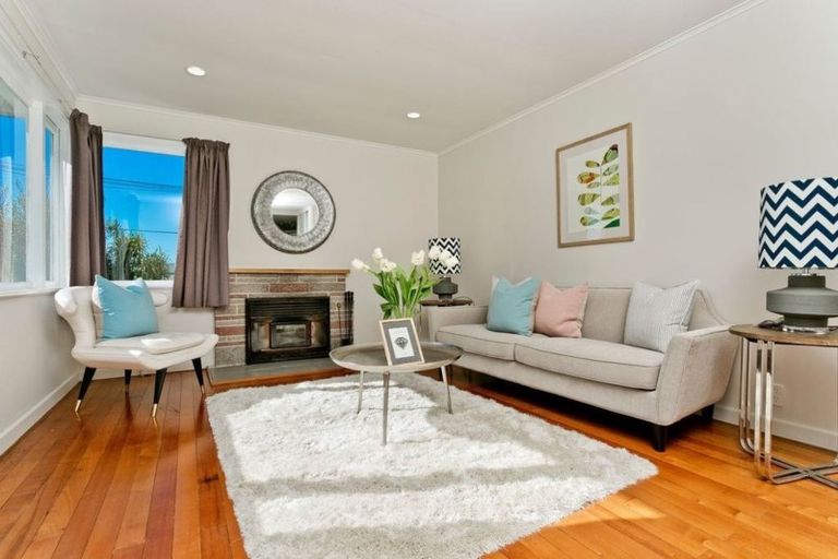 Photo of property in 1/962 East Coast Road, Northcross, Auckland, 0632