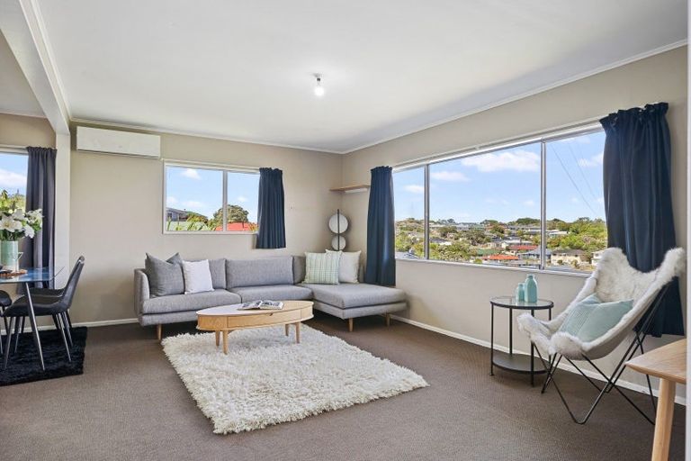 Photo of property in 23a Brooker Grove, Newlands, Wellington, 6037