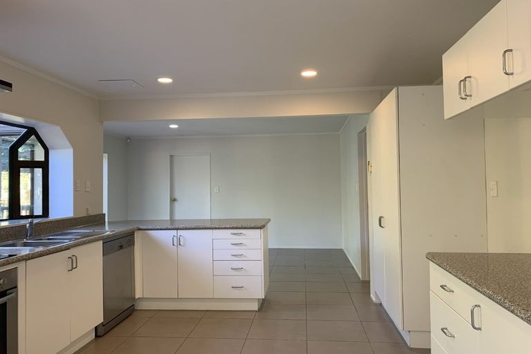 Photo of property in 2/20 Lagoon Way, West Harbour, Auckland, 0618