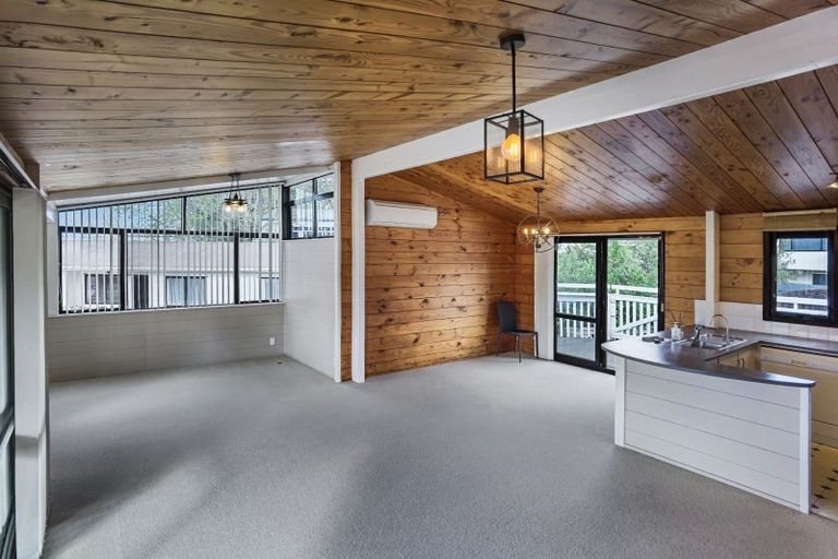 Photo of property in 8 Metric Place, Te Atatu South, Auckland, 0610