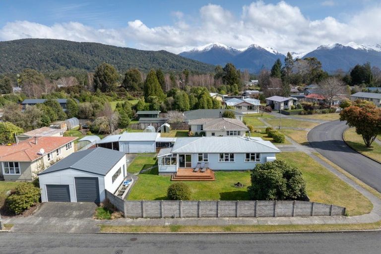 Photo of property in 35 Mararoa Drive, Manapouri, 9679