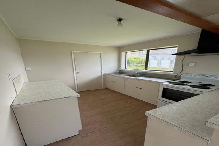 Photo of property in 1/22 Coburg Street, Henderson, Auckland, 0612