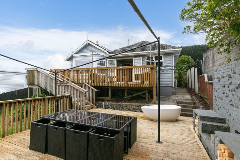 Photo of property in 28 Raroa Terrace, Tawa, Wellington, 5028