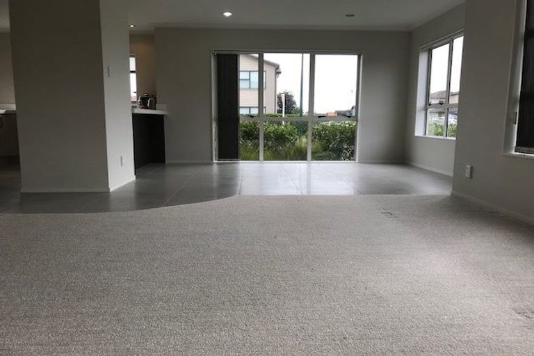 Photo of property in 2 Lorenzo Way, Flat Bush, Auckland, 2016