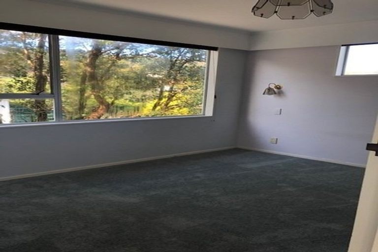 Photo of property in 124 Taylor Terrace, Tawa, Wellington, 5028