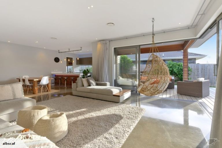 Photo of property in 21 Van Rixel Drive, Kumeu, 0810