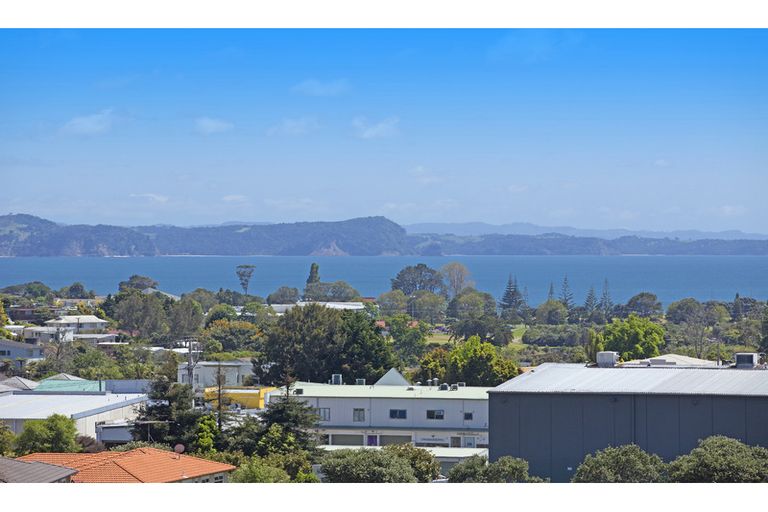 Photo of property in 3/39 Wade River Road, Stanmore Bay, Whangaparaoa, 0932