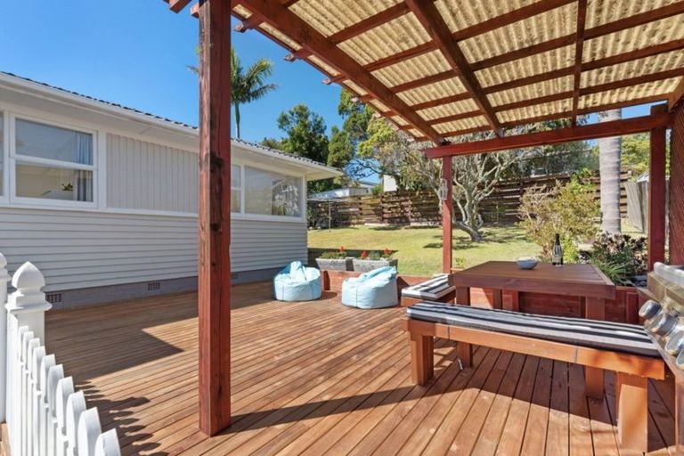 Photo of property in 13 Weatherly Road, Torbay, Auckland, 0630