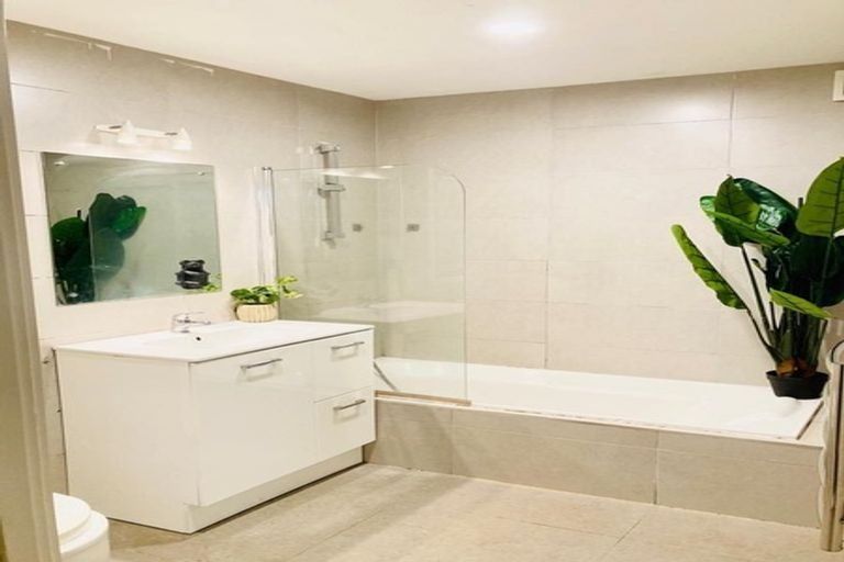 Photo of property in 2 Caspian Close, New Lynn, Auckland, 0600