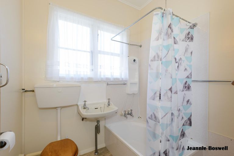 Photo of property in 66 Brightwater Terrace, Terrace End, Palmerston North, 4410