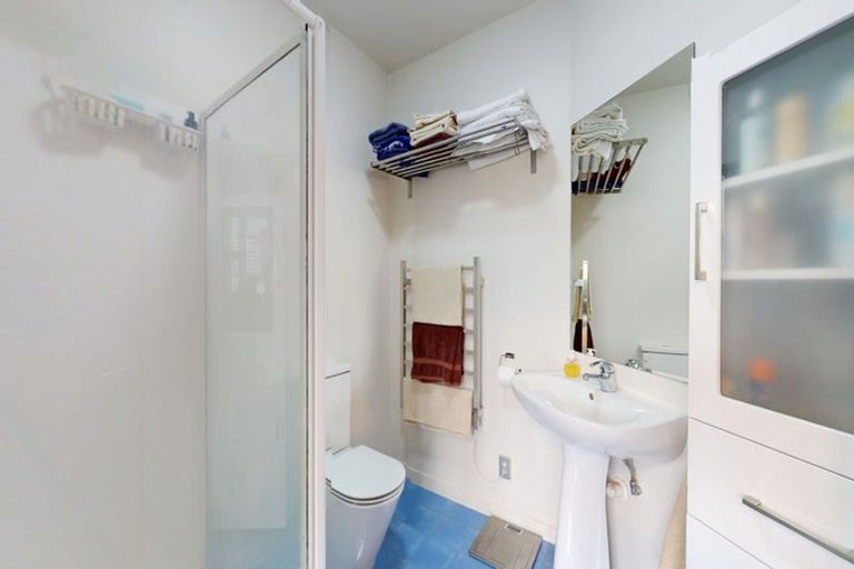 Photo of property in Endeavour Apartments, 9/125 Thorndon Quay, Pipitea, Wellington, 6011