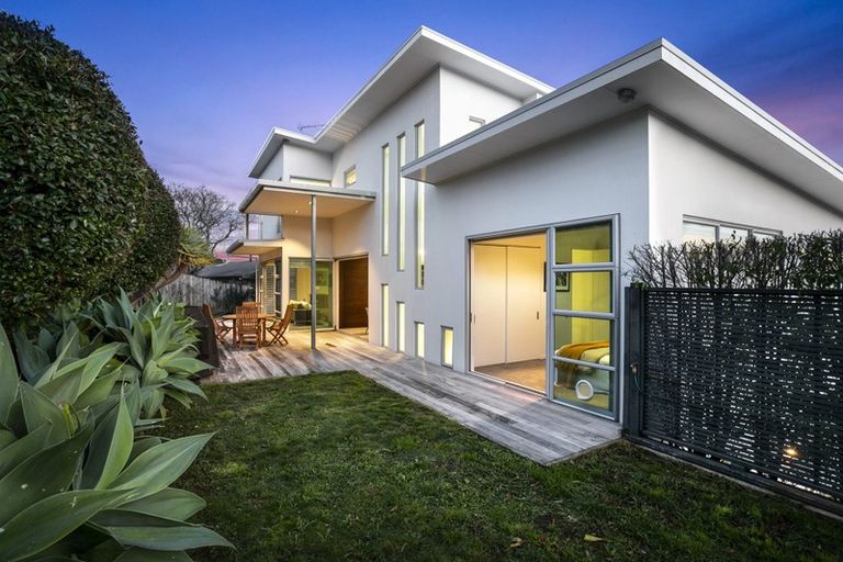 Photo of property in 32a Parr Terrace, Castor Bay, Auckland, 0620