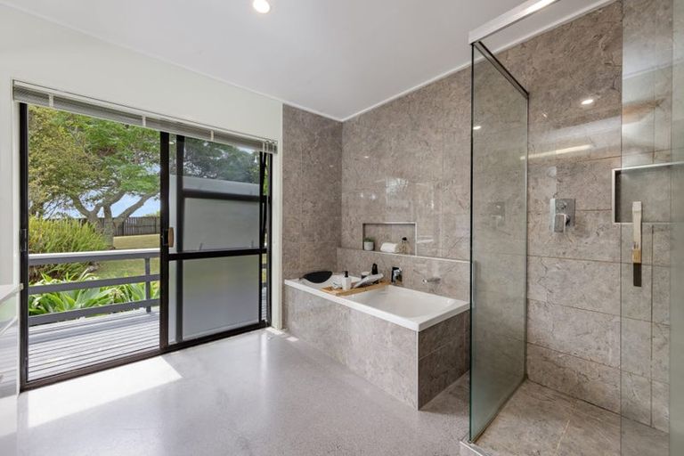 Photo of property in 1070 Scenic Drive North, Swanson, Auckland, 0816