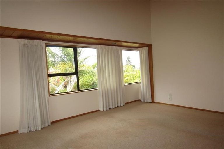 Photo of property in 1/50 Masterton Road, Rothesay Bay, Auckland, 0630