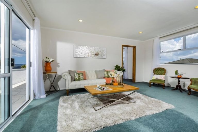 Photo of property in 3 Hillary Heights Avenue, Glendene, Auckland, 0602