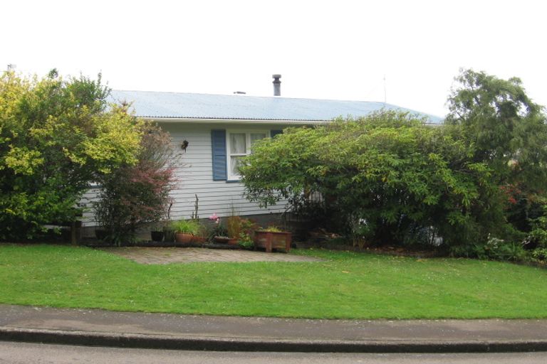 Photo of property in 14 Bellringer Crescent, Newlands, Wellington, 6037