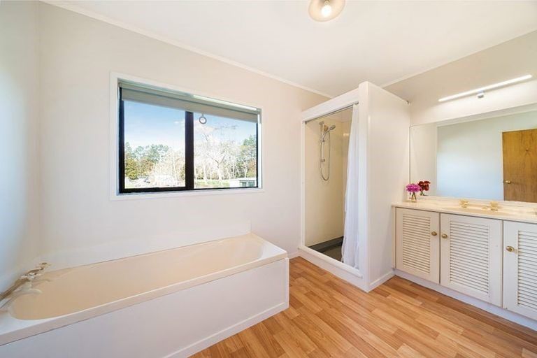 Photo of property in 182 Boord Crescent, Kumeu, 0891