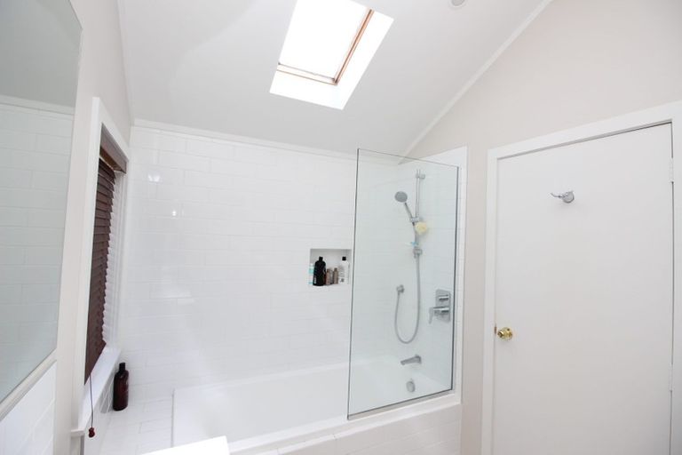 Photo of property in 25a Belle Vue Avenue, Northcote Point, Auckland, 0627