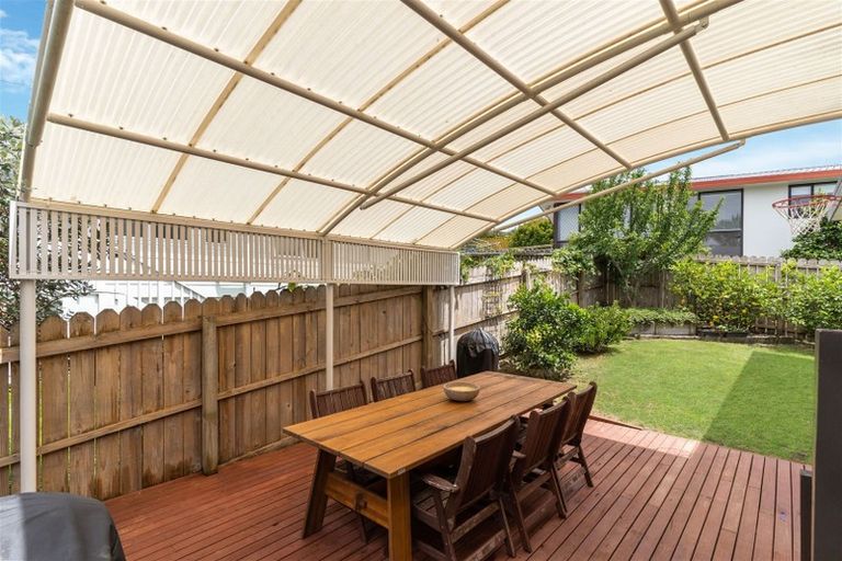 Photo of property in 1/70 Totaravale Drive, Totara Vale, Auckland, 0629