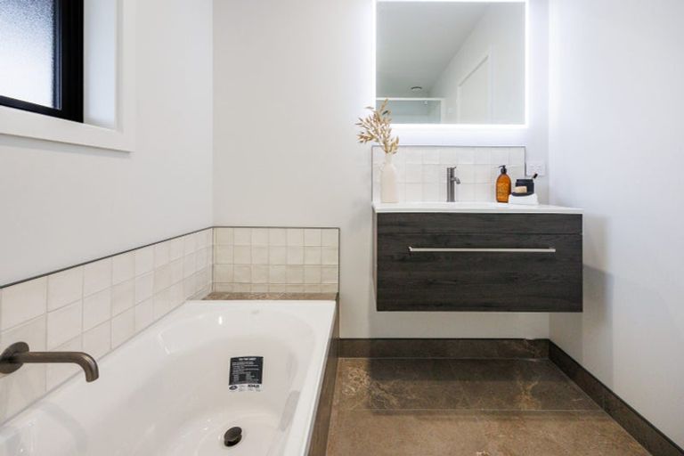 Photo of property in 70 Atlantic Drive, Fitzherbert, Palmerston North, 4410