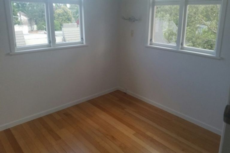 Photo of property in 176 Beach Haven Road, Beach Haven, Auckland, 0626