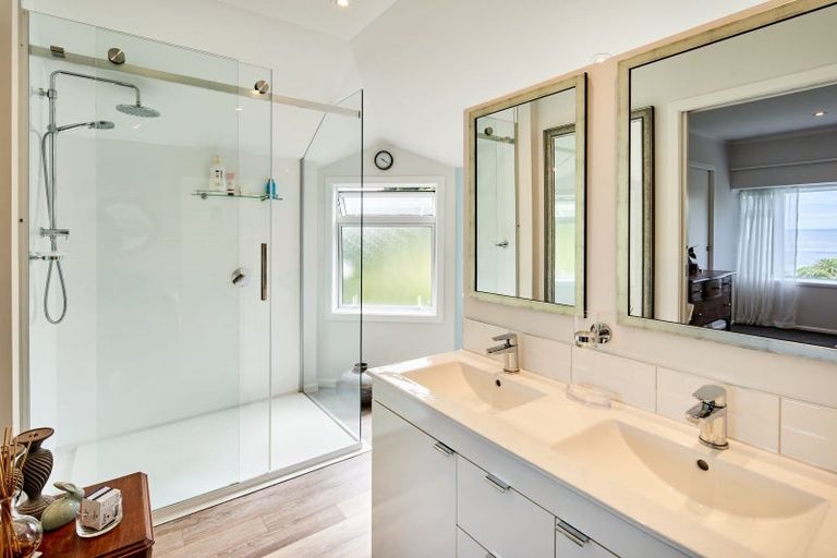 Photo of property in 18 Te Pari Pari Road, Pukerua Bay, 5026