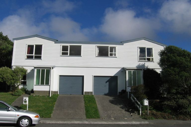 Photo of property in 38 Colchester Crescent, Newlands, Wellington, 6037