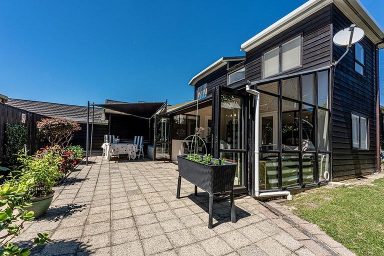 Photo of property in 2/25 Knights Road, Rothesay Bay, Auckland, 0630