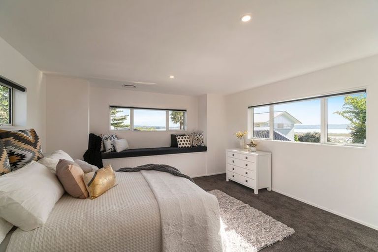Photo of property in 31a Dawnhaven Drive, Te Atatu Peninsula, Auckland, 0610