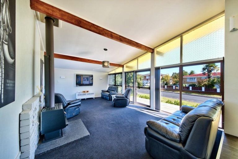 Photo of property in 15 Bodi Place, Te Atatu South, Auckland, 0610