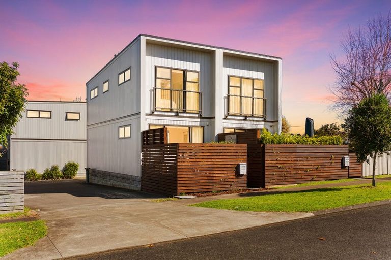 Photo of property in 2/16 Putini Road, Mangere Bridge, Auckland, 2022