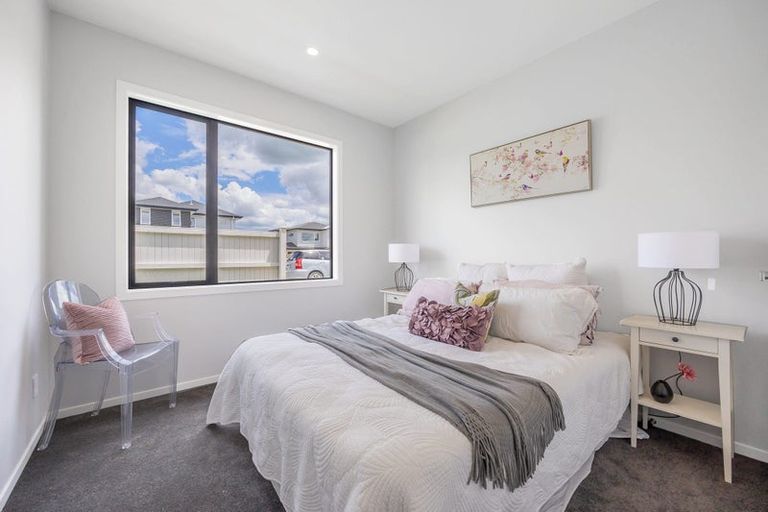 Photo of property in 14 Madden Avenue, Kumeu, 0810