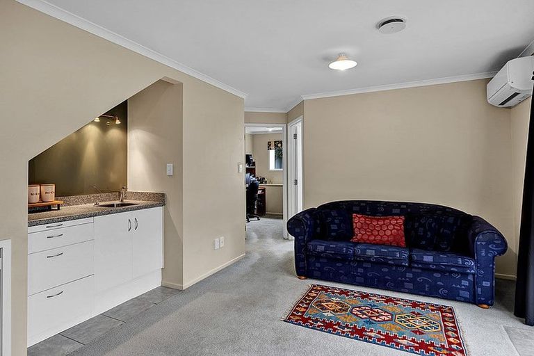 Photo of property in 14 Montana Place, Merrilands, New Plymouth, 4312