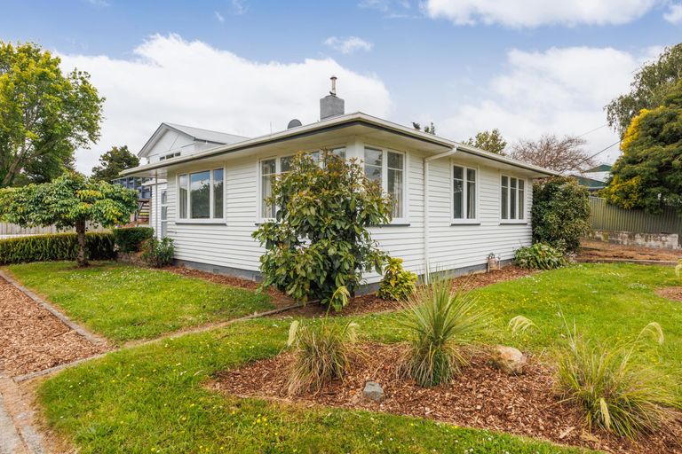 Photo of property in 2 Stoke Place, Awapuni, Palmerston North, 4412