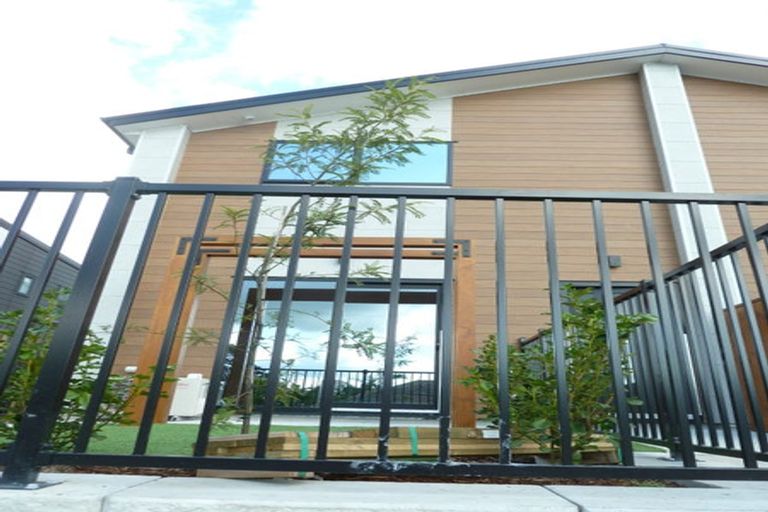 Photo of property in 2/41 Kervil Avenue, Te Atatu Peninsula, Auckland, 0610