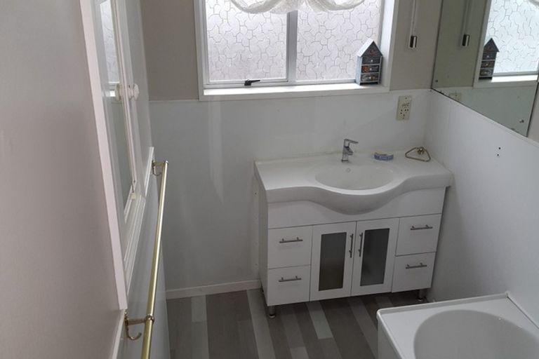 Photo of property in 210 Memorial Avenue, Burnside, Christchurch, 8053