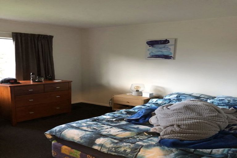 Photo of property in 3/92 Awaroa Road, Sunnyvale, Auckland, 0612