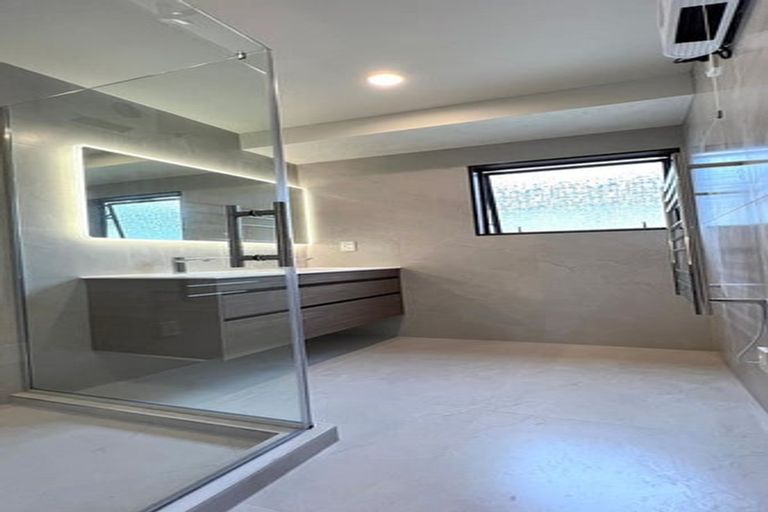 Photo of property in 11 Felicity Place, Unsworth Heights, Auckland, 0632